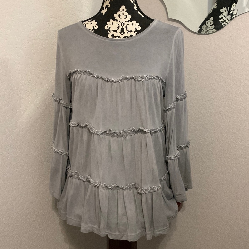 POL tiered gray blouse - Sm… fits larger